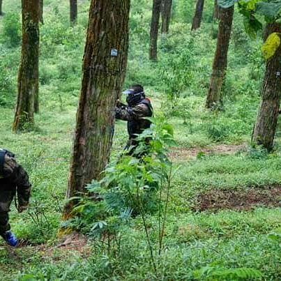 Sensasi bermain paintball melewati sungai seperti di film perang-perangan hanya dapat kamu rasakan di Kampung Singkur.