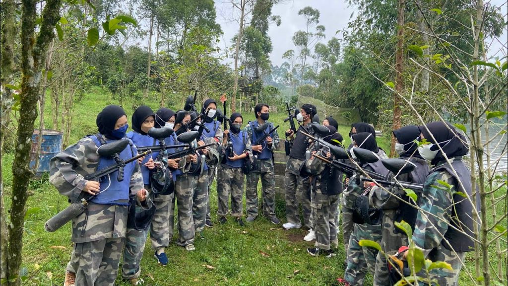 Hanya di Situ Cileunca kamu bisa merasakan sensasi bermain paintball tepat di pinggir danau.